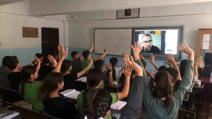 AKEV binlerce ortaokul öğrencisine kariyer seminerleri veriyor