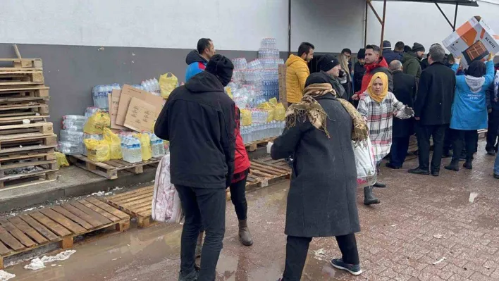 Aksaray'dan deprem bölgesine 20 tır yardım