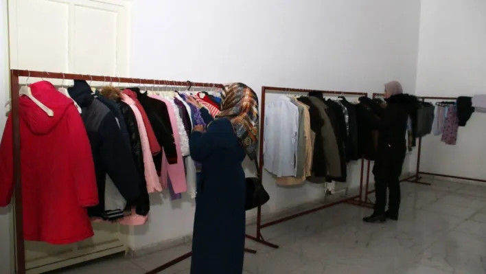Akşehir'de depremzedeler için ücretsiz giyim mağazası açıldı