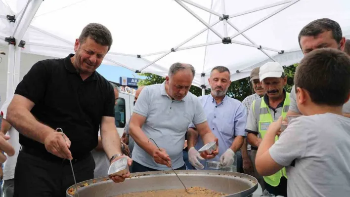 Akyazı'da 7 bin kişilik aşure ikramı yapıldı