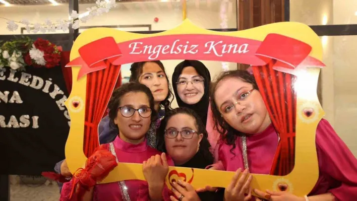 Akyurt Belediyesi Engelsiz Yaşam Merkezinde öğrenim gören kız öğrenciler için özel bir kına gecesi etkinliği düzenlendi