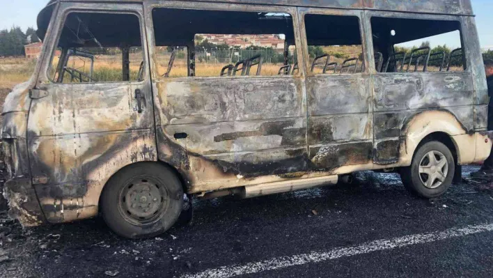 Alev alan okul servisi demir yığınına döndü