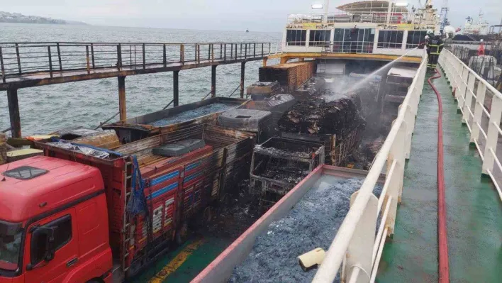 Alev alev yanan feribottan toplu halde denize atlamayı düşünmüşler