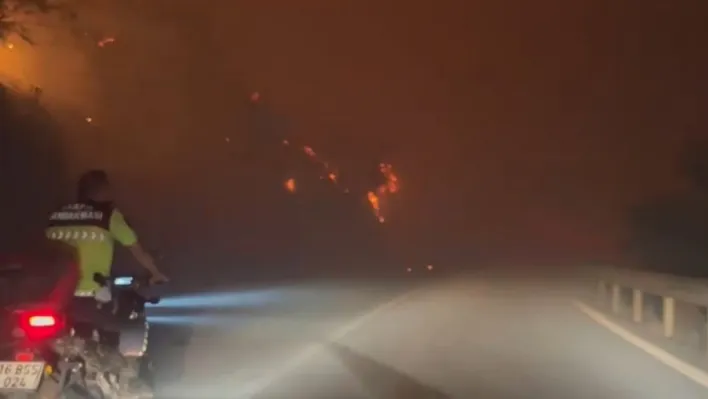 Alev kapanından kaçış anı kamerada... Jandarma ve basın mensupları yangında mahsur kaldı