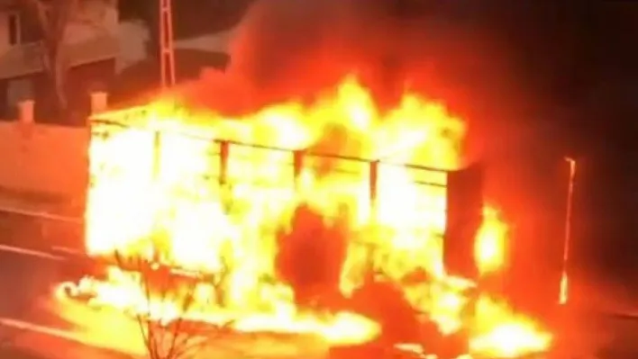 Alev topluna dönen tır dorsesi kameraya yansıdı