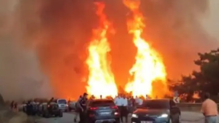 Alevler karayolunu böyle sardı, makam araçları az daha yanıyordu