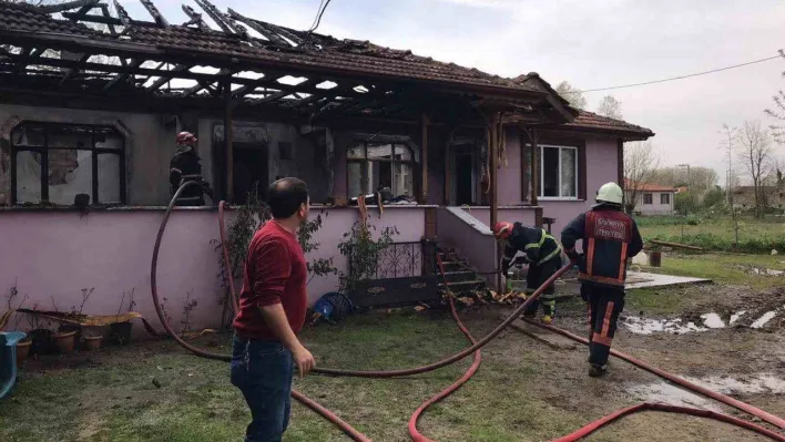 Alevlere teslim olan tek katlı ev kullanılamaz hale geldi