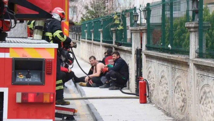 Alevlerin arasında kalan itfaiye eri hastanede hayatını kaybetti