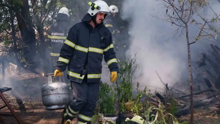 Alevlerin arasında kalan mutfak tüpü hızlıca güvenli noktaya taşındı