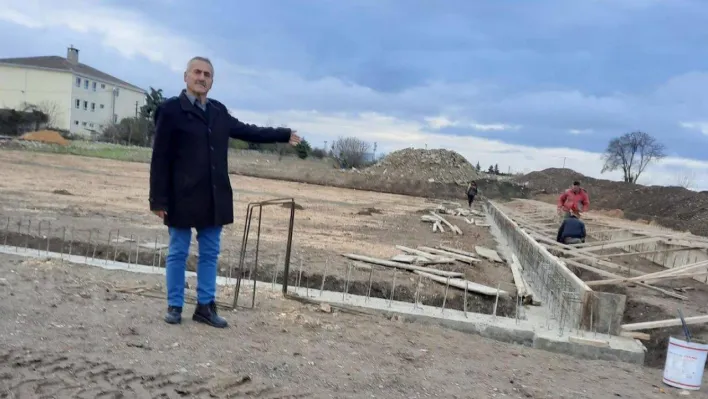 Alipaşaspor'un sahası tüm hızıyla devam ediyor