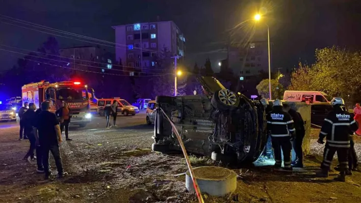 Alkollü sürücü 3 aracı biçerek, beton büze çarptı: 3 kişinin yaralandığı kaza anı kamerada