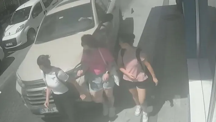 Alkollü sürücü kaldırımda yürüyen yayalara çarptı: 2 yaralı