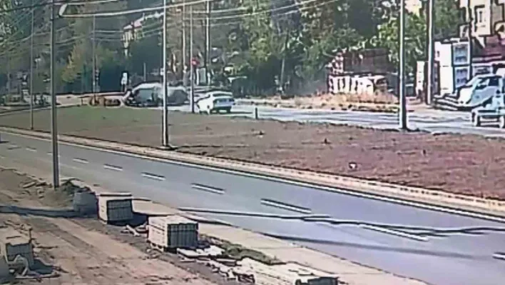 Alkollü sürücünün kırmızı ışıkta dehşet saçtığı kaza kamerada