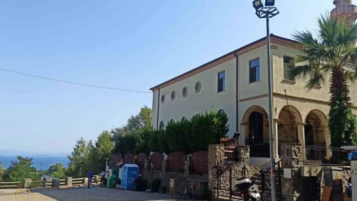 Altınoluk'ta Kundakçı Dede Cami ilgi görüyor