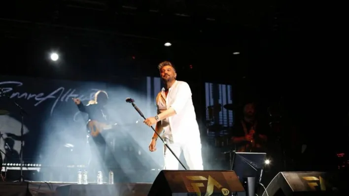 Altınova'da festival coşkusu Emre Altuğ konseriyle zirveye çıktı