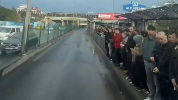 Altunizade'deki metrobüs kuyruğunda yolcular yağmur altında ıslandı