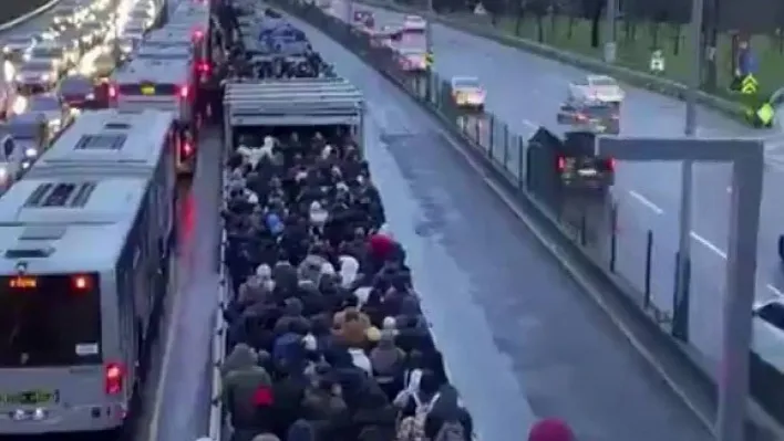 Altunizade metrobüs durağında insan seli