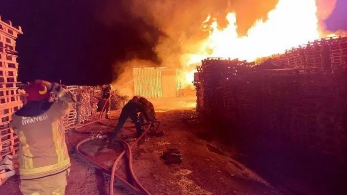 Ambalaj fabrikasında korkutan yangın, fabrikaya sıçramadan son anda söndürüldü