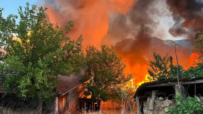 Ambarda başlayan yangın evleri kullanılamaz hale getirdi