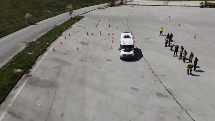 Ambulans sürücüleri parkurda ter döktü