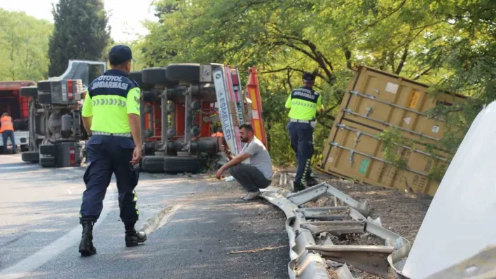 Anadolu Otoyolu'nda tır devrildi: Sürücü kazayı yara almadan atlattı