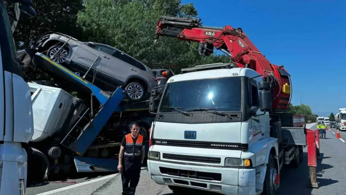 Anadolu Otoyolu'nda tır kazası: Sıfır kilometre Togg otomobiller hasar gördü, sürücü yaralandı