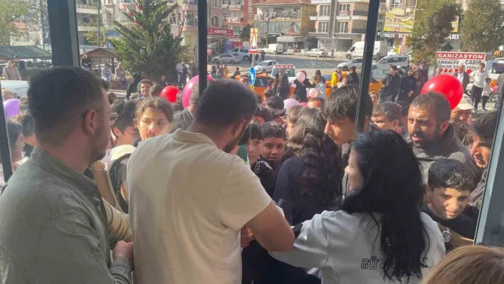 Ankara'da 1 liraya satılan tavuk döner ve ayrana vatandaşlardan yoğun ilgi