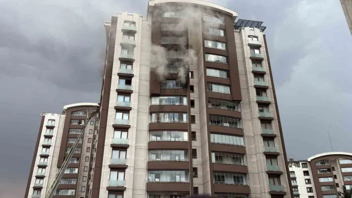 Ankara'da 14 katlı binada çıkan yangında mahsur kalan 2 kişi kurtarıldı