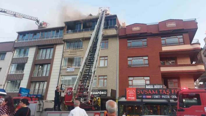 Ankara'da bir binanın en üst katından korkutan yangın
