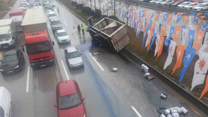 Ankara'da boya yüklü kamyon devrildi, yol maviye boyandı