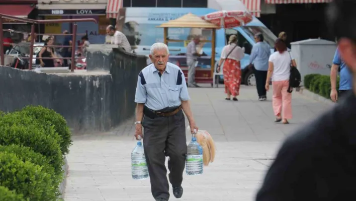 Ankara'da bunaltıcı sıcaklıklar hem vatandaşı hem esnafı zorluyor