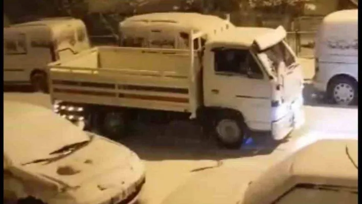 Ankara'da etkili olan kar yağışı trafikte zor anlar yaşattı