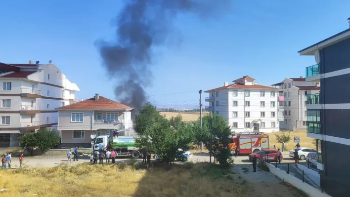 Ankara'da garajda park halinde bulunan araç yanarak kül oldu