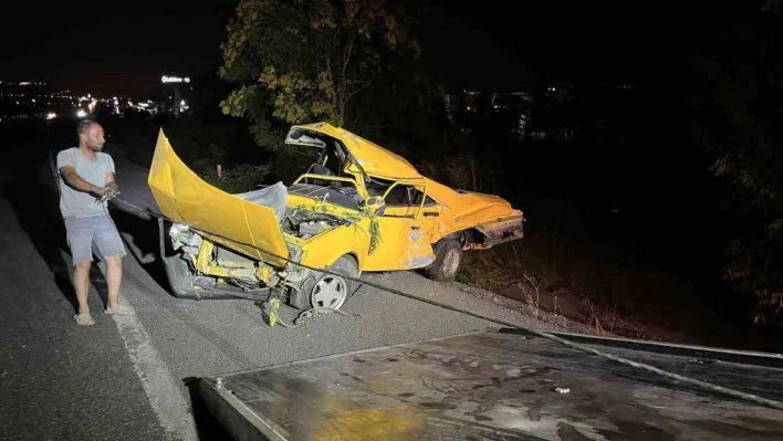 Ankara'da kontrolden çıkan otomobil ağaca çarptı: 2 ölü