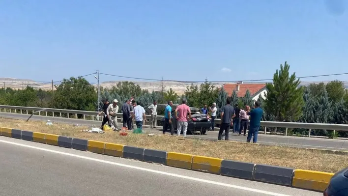 Ankara'da kontrolden çıkan otomobil refüje çarptı: 1 yaralı