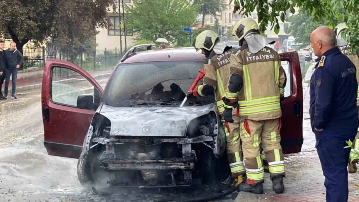 Ankara'da korkutan yangın: kontağı çevirdi, araba alev aldı