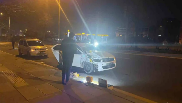 Ankara'da otomobil kaldırımdaki yayalara çarptı: 2 ölü