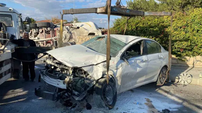 Ankara'da otomobille çarpışan beton mikseri duvara çarparak devrildi: 2 yaralı