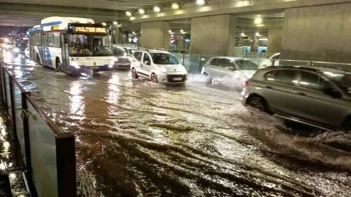 Ankara'da sağanak etkili oldu, yolları su bastı