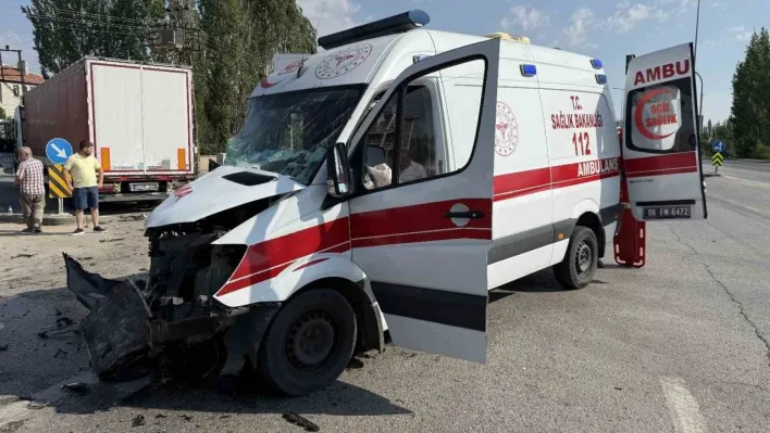 Ankara'da tır ile ambulans çarpıştı: 5 yaralı