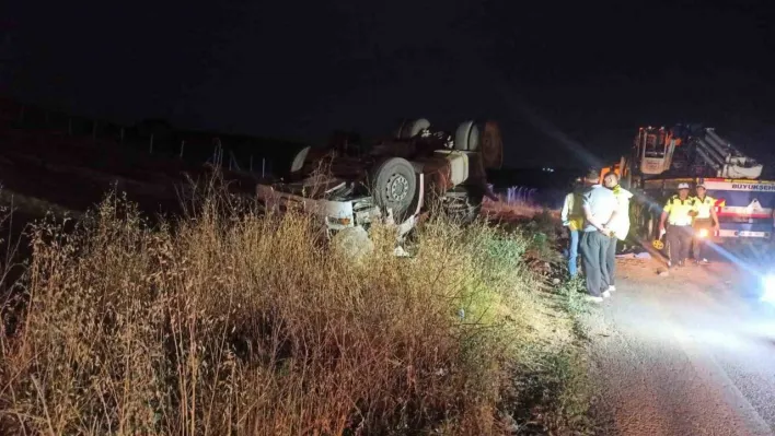 Ankara'da TIR tarlaya uçtu, sürücü hayatını kaybetti