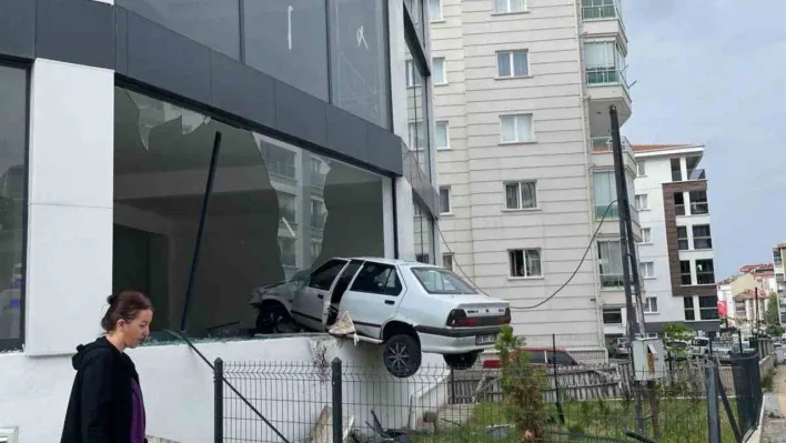 Ankara'da tuhaf trafik kazası, kaldırımdan seken araç dükkanda asılı kaldı