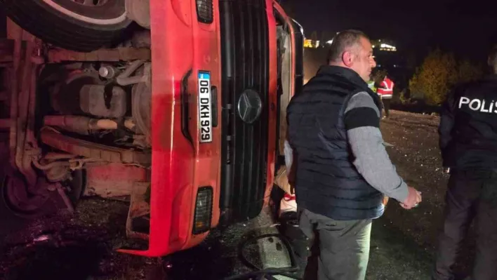 Ankara'da virajı alamayan tır devrildi: 1 yaralı