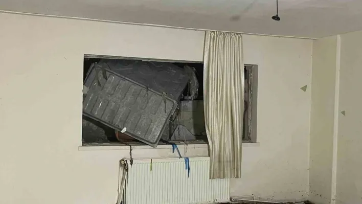 Ankara'da yağış sonrası su dolan dairenin duvarı böyle yıkıldı: 1 yaralı