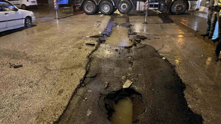 Ankara'da yağmur nedeniyle yol çöktü, çöp kamyonu askıda kaldı