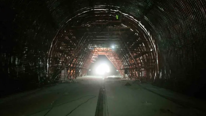 Ankara ile İzmir arasındaki seyahat süresini 3,5 saate düşürecek projede Köroğlu Tüneli'nde ışık göründü