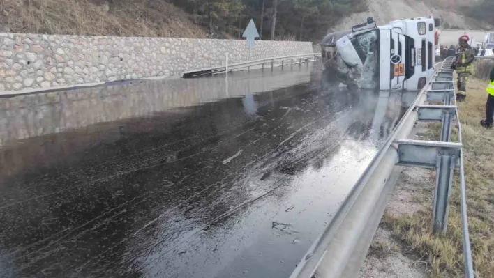 Ankara-İstanbul karayolunda tır devrildi: 1 yaralı