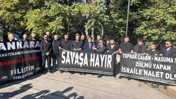 Ankaralı müzisyenler İsrail Büyükelçiliği'ne siyah çelenk bıraktı