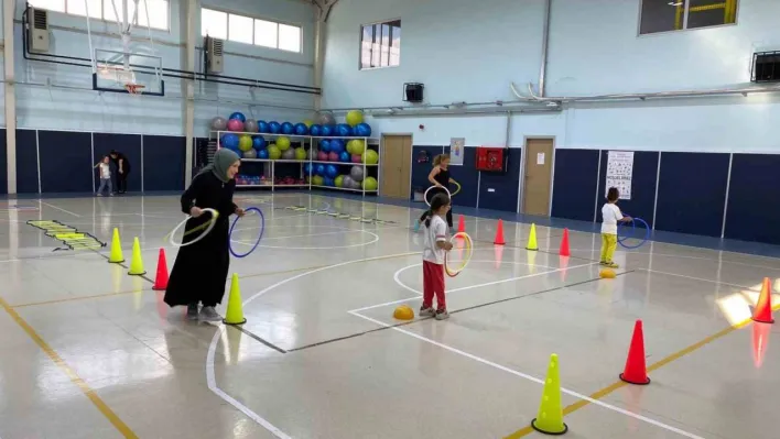 Anne ve çocuklar hem spor yaptı hem eğlendi