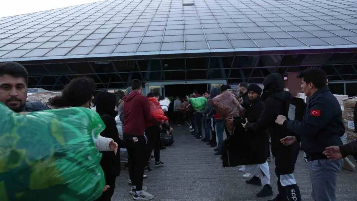 Antalya'da deprem bölgesine yardım seferberliği sürüyor